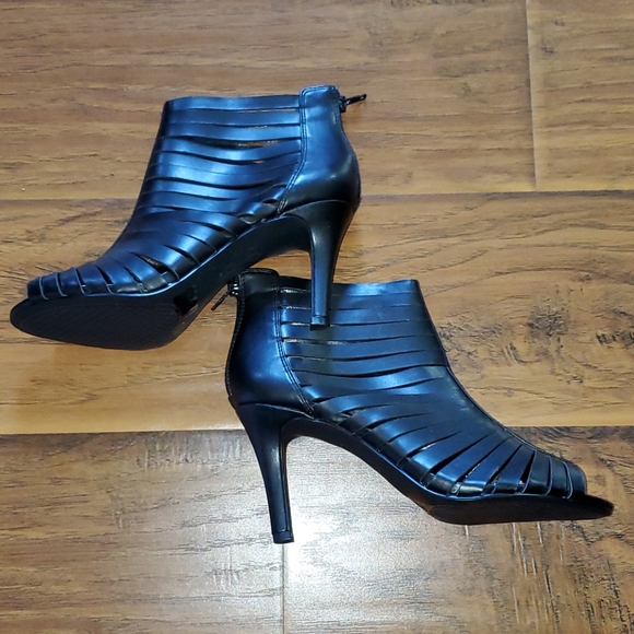 Jessica Simpson Strappy Thin Heeled Sandals - Picture 4 of 6